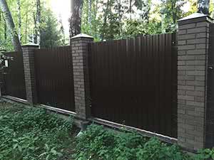 Комбинированный забор из кирпича и профнастила