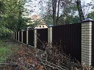 Комбинированный забор из профнастила и темного кирпича
